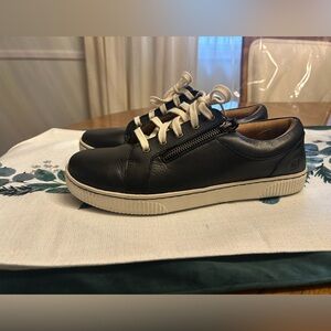 Born - Moxie Sneaker women’s size 10
Used - Like new